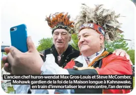  ?? PHOTO COURTOISIE MATHIEU RIVARD ?? L’ancien chef huron-wendat Max Gros-Louis et Steve McComber, Mohawk gardien de la foi de la Maison longue à Kahnawake, en train d’immortalis­er leur rencontre, l’an dernier.