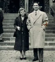  ??  ?? In alto: Nicola Amenduni con la sorella Italia, a spasso per Bari negli anni Quaranta. Qui sopra: con la moglie Mariuccia nel 1957