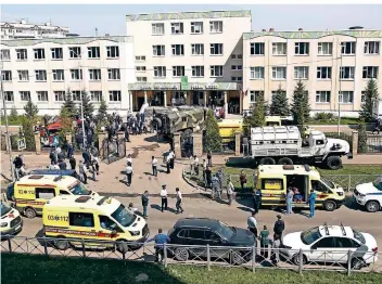  ?? FOTO: ROMAN KRUCHININ/AP ?? Rettungskr­äfte und Polizisten eilten nach dem Notruf zum Gymnasium N 175.