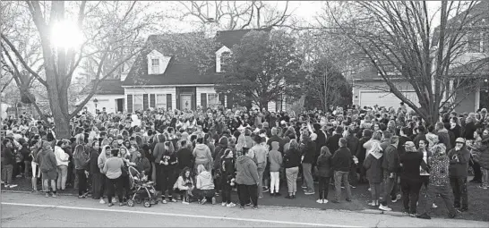  ?? JOHN J. KIM/CHICAGO TRIBUNE ?? Crowds gather at a memorial outside the Crystal Lake home of 5-year-old Andrew “AJ” Freund on Wednesday, the day his body was found buried in a wooded area near Woodstock.