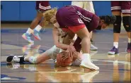  ?? AUSTIN HERTZOG - MEDIANEWS GROUP) ?? Spring-Ford’s Lucy Olsen and Abington’s Khalis Whiting battle for a loose ball.