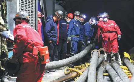  ?? HAN LIANG / FOR CHINA DAILY ?? Workers set up equipment on Sunday to rescue miners trapped since Saturday in a coal mine in Hutubi county, Xinjiang Uygur autonomous region. Eight miners had been rescued and were in good condition. Efforts to rescue the remaining 21 miners were still underway.