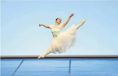  ?? MÓNICA LOU / SERVICIO ESPECIAL ?? Una de las bailarinas que forma parte del Joven Ballet del Pirineo.