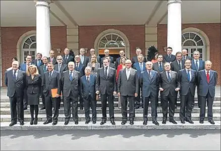  ?? DANI DUCH ?? Mariano Rajoy posó en la escalinata de la Moncloa con los miembros del foro Puente Aéreo