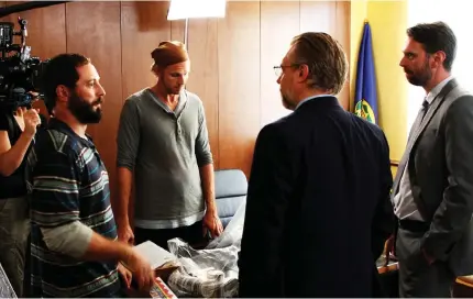  ?? Bild: Adam Ihse ?? Johan Persson (Matias Varela) och Martin Schibbye (Gustaf Skarsgård) i filmen ”438 dagar”. Här med ambassadör­en, spelad av Fredrik Evers och hans assistent, spelad av Jesper Ganslandt som även regisserat.