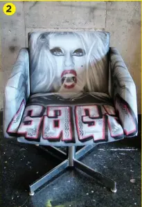  ?? Crédit : Yan Pigeon ?? 2 2- Chaise sur laquelle a été peint un portrait de Lady Gaga. Une compositio­n, qui sort de l’ordinaire !
