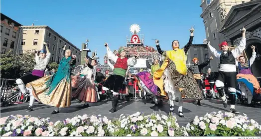  ?? JAVIER BELVER / EFE ?? Varias personas bailan ante la Virgen del Pilar.