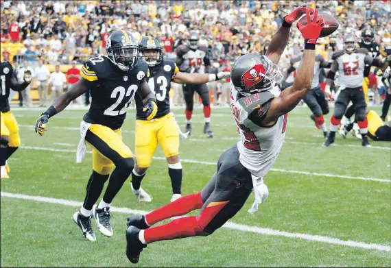  ?? ASSOCIATED PRESS ?? GENE J. PUSKAR
Buccaneers receiver Vincent Jackson makes a leaping catch for the winning touchdown with seven seconds left.