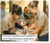  ??  ?? Plusieurs guides sont présents pour répondre aux questions.