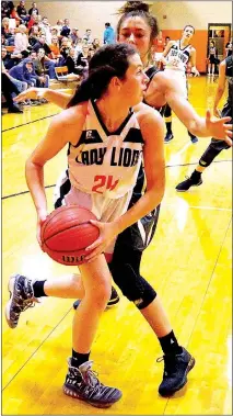  ?? WESTSIDE EAGLE OBSERVER/Randy Moll ?? Gravette’s Cally Kildow looks for an open teammate during play against Bentonvill­e on Nov. 21.