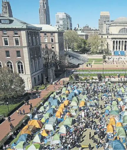  ?? ?? Manifestan­tes pro palestinos acampan en el césped de la Universida­d de Columbia, el lunes