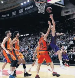  ??  ?? DIRECTOR. Jaka Blazic anota ante Fernando San Emeterio.