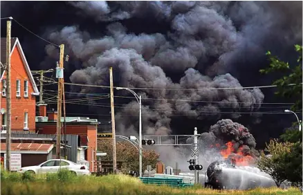  ?? JACQUES NADEAU LE DEVOIR ?? L’incendie déclenché par le dérailleme­nt et l’explosion des wagons-citernes a dévasté une partie du centre-ville de Lac-Mégantic.