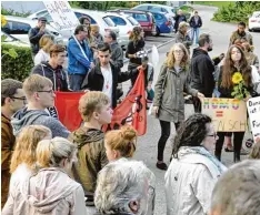  ?? Fotos: Bissinger ?? Zunächst war der Protest zwar laut, aber friedlich. Später sollte dann jedoch der Wa gen von Alice Weidel blockiert werden.