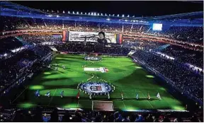  ??  ?? Le Parc OL, ici face au PSG, est plongé dans l’obscurité durant l’avant-match.