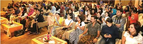  ?? DITE SURENDRA/JAWA POS ?? HANGAT: Suasana talk show yang dipandu host Citra Permata di XXI Ciputra World Surabaya kemarin (18/4).