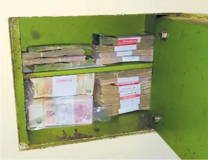  ??  ?? Prueba. Los 500 mil pesos hallados en la caja fuerte de la comisaría 1°, en Florencio Varela, al sur del GBA.