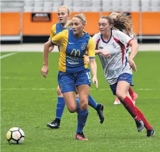  ?? PHOTO: GREGOR RICHARDSON ?? Winning performanc­e . . . Eleanor Isaac (centre) is on attack for Southern United as Auckland’s Elizabeth Anton attempts to chase her down, while Southern’s Emily Morrison (back left) is in support during the national women’s league game at Forsyth...