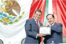  ??  ?? Edgar Romo García, presidente de la Mesa Directiva de la Cámara Baja, recibió un reconocimi­ento de manos del Licenciado Juan Francisco Ealy Ortiz.