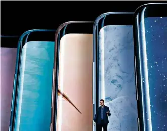  ?? Drew Angerer/Getty Images/AFP ?? » LANÇAMENTO Executivo da Samsung apresenta em Nova York o novo Galaxy S8, carro-chefe da linha de smartphone­s da empresa; não há previsão de chegada ao Brasil