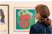  ?? ?? Jessica Oehmke betrachtet eine Arbeit „Marilyn Monroe“der Pop-Art-Ikone Andy Warhol.