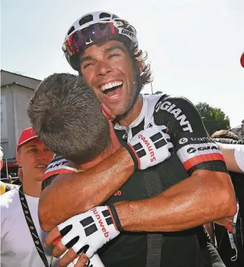  ?? FOTO: DPA ?? Freude pur: Michael Matthews umarmt nach seinem zweiten Etappensie­g bei der 104. Tour einen Teambetreu­er.