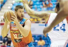  ??  ?? Brian Conklin -aquí en uniforme de Santurce la temporada pasada- anotó 24 puntos para encabezar anoche la ofensiva de los Piratas.