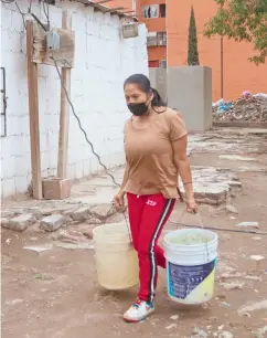  ?? LAURA LOVERA ?? Iztapalapa tiene 72 colonias en las que escasea o no llega el agua a través de la red hídrica