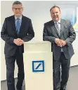  ?? FOTO: DEUTSCHE BANK AALEN ?? Eric Siber, Marktgebie­tsleiter Firmenkund­en, Kai-Uwe Braum, Filialdire­ktor der Deutschen Bank in Aalen.