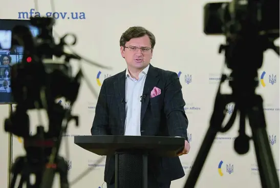  ?? EFE ?? El ministro de Exteriores ucraniano, Dmytro Kuleba en una reciente rueda de prensa