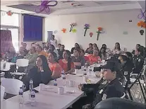  ??  ?? Cine-foro. Las mujeres policías observaron una producción sobre la historia de lucha femenina.