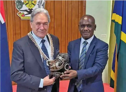  ?? ?? Winston Peters and Solomon Islands Prime Minister Jeremiah Manele exchange gifts during a NZ delegation to Honiara.