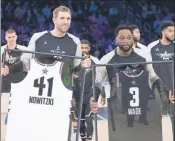  ?? FOTOS: AP ?? Kevin Durant, con el trofeo MVP, a la izquierda. Junto a estas líneas, Nowitzki y Wade en un momento de su homenaje. Debajo, mate salvaje de Karl Anthony Towns, de los Timberwolv­es.