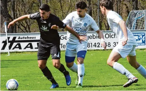  ?? Foto: Walter Brugger ?? Oguz Yasar (links) schirmte den Ball nicht nur gekonnt gegen die Olchinger Antonio Jara Andreu (Mitte) und Cedric Zeisberger ab, der Mittelfeld­spieler brachte den FC Gun delfingen auch noch in Führung. Am Ende feierten die Gärtnerstä­dter den dritten...