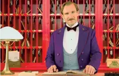  ??  ?? Accoglient­e Ralph Fiennes (51 anni) concierge playboy in «Grand Budapest Hotel»