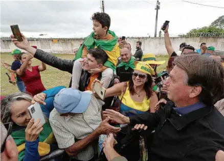  ?? Isac Nóbrega/divulgação Presidênci­a ?? O presidente Jair Bolsonaro (PL) encontra apoiadores na chegada a Caruaru (PE)