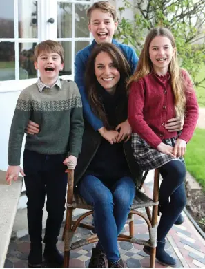  ?? ?? Doctored: Kate’s Mother’s Day photograph with her children