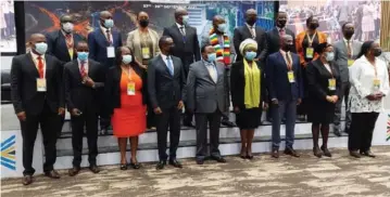  ?? ?? Government ministers and leaders of related institutio­ns, led by Foreign Affairs and Internatio­nal Trade Minister Fredrick Shava (front row centre) pose for a picture with their counterpar­ts during the inaugural Rwanda-Zimbabwe Trade and Investment Conference in 2021