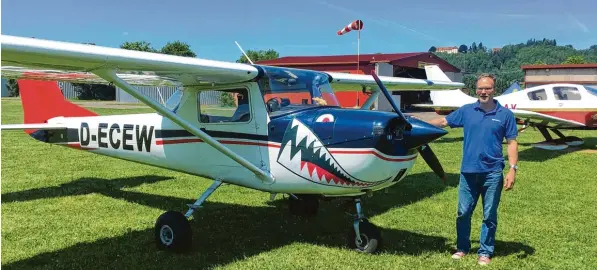  ?? Foto: Schäfer ?? Frank Schäfer ist als Pilot bei einer Mitflugzen­trale registrier­t. Mit seiner Cessna bietet er Mitflüge zum Selbstkost­enpreis an.