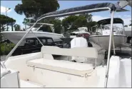  ??  ?? La protection solaire du cockpit du NJ 700 XL blanc est optionnell­e et se résume à un bimini. Classique, mais efficace !