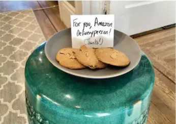  ?? GEOFFREY A. FOWLER/THE WASHINGTON POST ?? Amazon’s delivery people are all business. When Geoffrey Fowler left cookies and a sign, they didn’t bite.