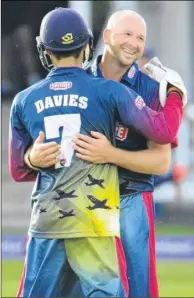  ?? Pictures: Gary Browne ?? Kent’s Darren Stevens celebrates removing Ravi Bopara with Ryan Davies, above, and Sam Northeast hits out, left, during last Thursday’s T20 Blast win against Essex