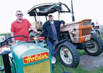  ?? RP-FOTO: J. KNAPPE ?? Stephan Feyen aus Hinsbeck wollte seinen Holder-Minitrecke­r von 1953 verkaufen, Helmut Hauser (rechts) hebt seinen Fiat R 450 für seinen Enkel Neo auf.