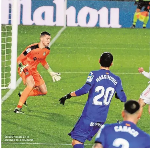  ??  ?? Mendy remata en el segundo gol del Madrid