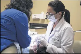  ?? DIEGO SILVA ACEVEDO ?? Colombian dentist Lia Patricia Gallo donates dental treatments to low-income Hispanics and others.