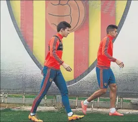  ?? FOTO: GETTY IMAGES ?? Santi Mina y Cancelo, en un entrenamie­nto del Valencia en Paterna