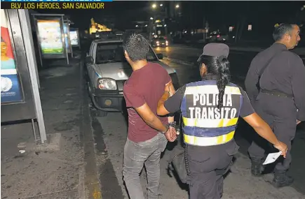  ??  ?? BLV. LOS HÉROES, SAN SALVADOR TRES PERSONAS FUERON DETENIDAS POR CONDUCCIÓN PELIGROSA EN UN CONTROL VEHICULAR IMPLEMENTA­DO EL JUEVES EN LA NOCHE POR LA UNIDAD ANTIDOPING DEL VMT Y LA POLICÍA DE TRÁNSITO.