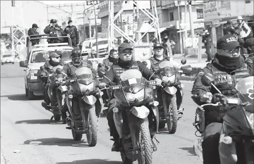  ??  ?? Policías motorizado­s del municipio de Nezahualcó­yotl participar­on en el operativo