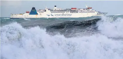  ?? Picture / Mark Mitchell ?? The Interislan­der ferry Aratere battles her way through 6m swells in Cook Strait yesterday.