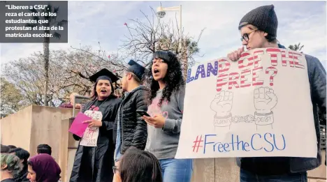  ??  ?? “Liberen a CSU”, reza el cartel de los estudiante­s que protestan el alza de la matrícula escolar.